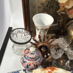 Een groot lot bevattende o.a. een "gevlochten" aardewerken vaas, geslepen glaasjes, "Delftse" figuurtjes, een schilderij van bloemen in een vaas.