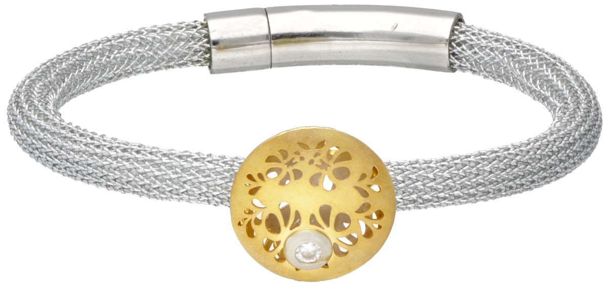 Zilverkleurige schakelarmband bezet met witte steen.