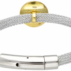 Zilverkleurige schakelarmband bezet met witte steen.