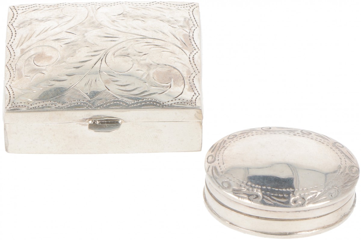 (2) delig lot diverse doosjes zilver.