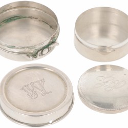 (2) delig lot diverse doosjes zilver.