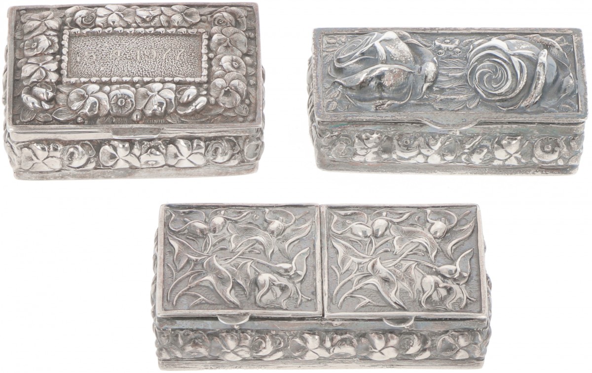 (3) delig lot diverse doosjes zilver.