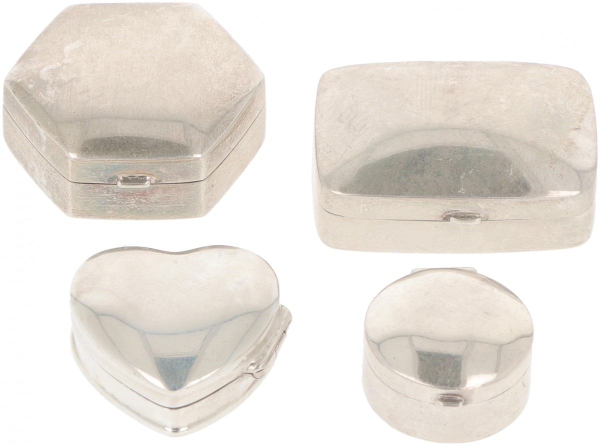 (4) delig lot diverse doosjes zilver.