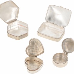 (4) delig lot diverse doosjes zilver.