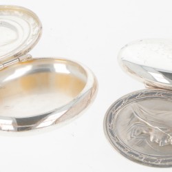 (2) delig lot rozenkrans doosjes zilver.