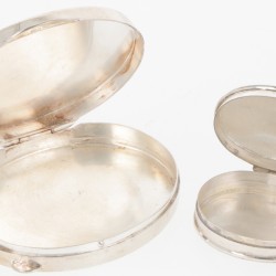 (2) delig lot diverse doosjes zilver.