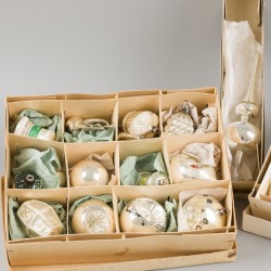 Een lotje bestaande uit diverse antieke kerstballen, daarbij een piek, Duitsland(?), 1e helft 20e eeuw..