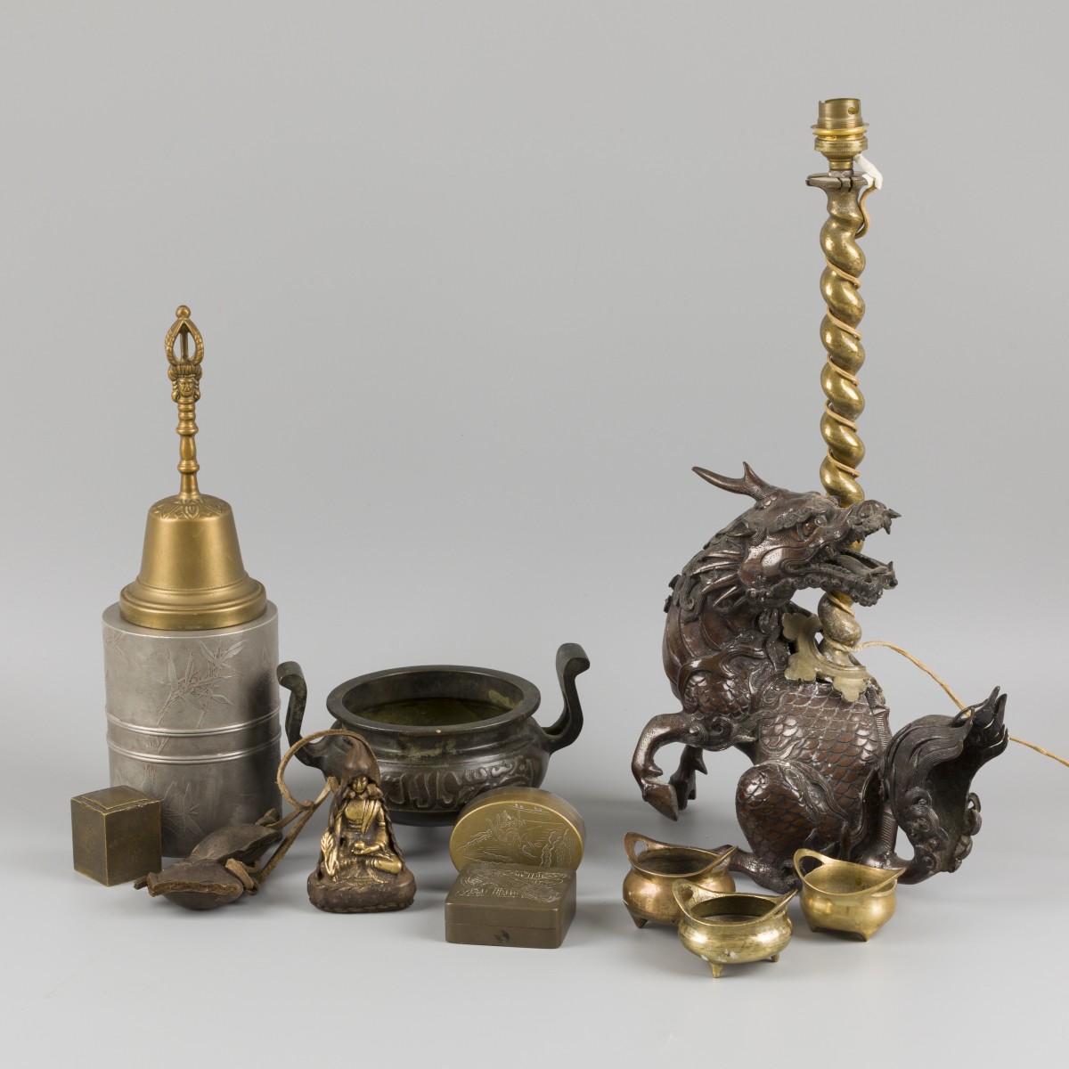 Een lot bestaande uit diverse bronzen waaronder een lamp en wierookbranders, China, 20e eeuw.