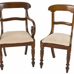 Een  set van 10 Regency style, massief mahonie eetkamerstoelen bekleed met beige stof, twee daarvan met armleuningen.