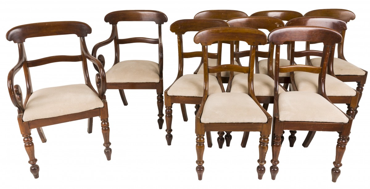 Een  set van 10 Regency style, massief mahonie eetkamerstoelen bekleed met beige stof, twee daarvan met armleuningen.