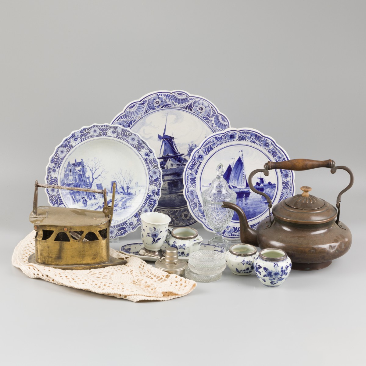 Een lot diversen waaronder (3) Delftse wandschotels, een koperen appelketel, Holland, 20e eeuw.