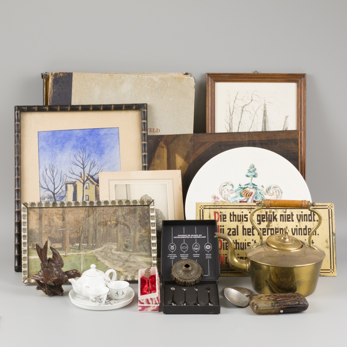 Een lot bestaande uit diverse items waaronder werken in lijst, 20e eeuw.