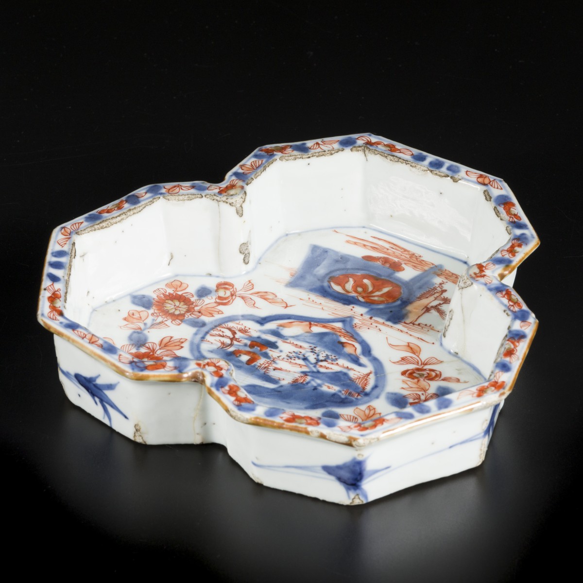 Een porseleinen Pettipan met Imari decor. China, 18e eeuw.