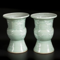 Een set van twee caldon cachepots gedecoreerd met planten. China, 20e eeuw.