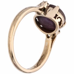 Geelgouden shoulder ring, met ca. 0.04 ct. diamant en natuurlijke 6-puntige sterrobijn - 14 kt.
