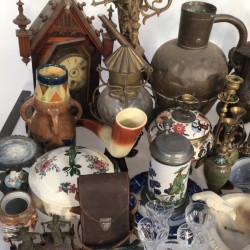 Een lot bestaande uit een ovale lijst, een gietmarmeren vogelbadje, en klok, een blauwe geslepen bowl, een aantal antieke flessen, en wat bronswerk.