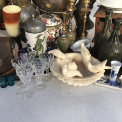 Een lot bestaande uit een ovale lijst, een gietmarmeren vogelbadje, en klok, een blauwe geslepen bowl, een aantal antieke flessen, en wat bronswerk.