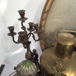 Een groot lot met decoratief koffieserviesdeel, een scheepslamp, een ovale spiegel, een ZAMAK hond, kandelaren en een aardewerken kan.