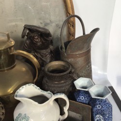 Een groot lot met decoratief koffieserviesdeel, een scheepslamp, een ovale spiegel, een ZAMAK hond, kandelaren en een aardewerken kan.