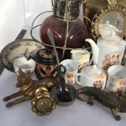 Een groot lot met decoratief koffieserviesdeel, een scheepslamp, een ovale spiegel, een ZAMAK hond, kandelaren en een aardewerken kan.