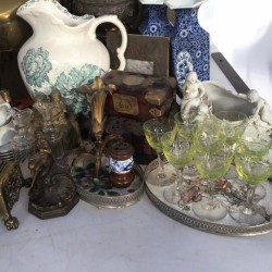 Een groot lot met decoratief koffieserviesdeel, een scheepslamp, een ovale spiegel, een ZAMAK hond, kandelaren en een aardewerken kan.