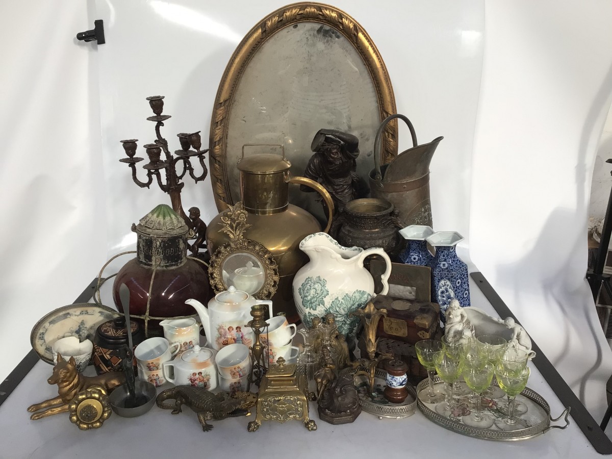 Een groot lot met decoratief koffieserviesdeel, een scheepslamp, een ovale spiegel, een ZAMAK hond, kandelaren en een aardewerken kan.