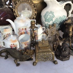 Een groot lot met decoratief koffieserviesdeel, een scheepslamp, een ovale spiegel, een ZAMAK hond, kandelaren en een aardewerken kan.