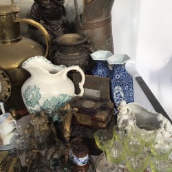 Een groot lot met decoratief koffieserviesdeel, een scheepslamp, een ovale spiegel, een ZAMAK hond, kandelaren en een aardewerken kan.