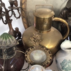 Een groot lot met decoratief koffieserviesdeel, een scheepslamp, een ovale spiegel, een ZAMAK hond, kandelaren en een aardewerken kan.