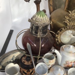 Een groot lot met decoratief koffieserviesdeel, een scheepslamp, een ovale spiegel, een ZAMAK hond, kandelaren en een aardewerken kan.