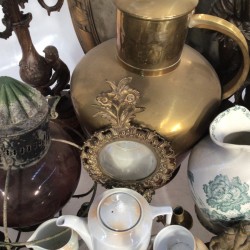 Een groot lot met decoratief koffieserviesdeel, een scheepslamp, een ovale spiegel, een ZAMAK hond, kandelaren en een aardewerken kan.