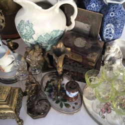 Een groot lot met decoratief koffieserviesdeel, een scheepslamp, een ovale spiegel, een ZAMAK hond, kandelaren en een aardewerken kan.