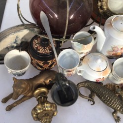 Een groot lot met decoratief koffieserviesdeel, een scheepslamp, een ovale spiegel, een ZAMAK hond, kandelaren en een aardewerken kan.