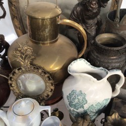 Een groot lot met decoratief koffieserviesdeel, een scheepslamp, een ovale spiegel, een ZAMAK hond, kandelaren en een aardewerken kan.