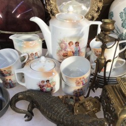 Een groot lot met decoratief koffieserviesdeel, een scheepslamp, een ovale spiegel, een ZAMAK hond, kandelaren en een aardewerken kan.