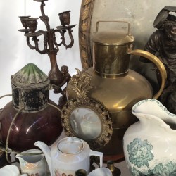 Een groot lot met decoratief koffieserviesdeel, een scheepslamp, een ovale spiegel, een ZAMAK hond, kandelaren en een aardewerken kan.
