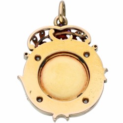 Geelgouden Art Nouveau medaillon hanger, met ca. 0.10 ct. diamant en robijn - 18 kt.