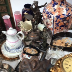 Een groot lot met kartelklok, een Japans diorama van kurk, bronzen bureau-ornamenten, vazen, pleet en porselein.