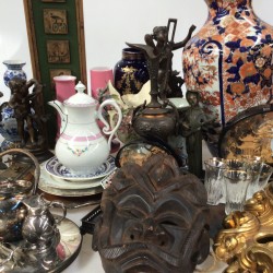 Een groot lot met kartelklok, een Japans diorama van kurk, bronzen bureau-ornamenten, vazen, pleet en porselein.