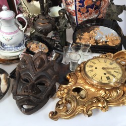 Een groot lot met kartelklok, een Japans diorama van kurk, bronzen bureau-ornamenten, vazen, pleet en porselein.