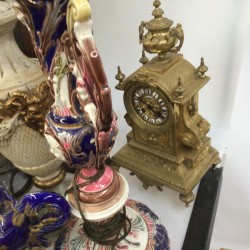 Een groot lot bestaande uit vintage reproducties van o.a. tennissende dames, beeldwerk, vazen, een bureau-ornament, glas en tafelnummers.