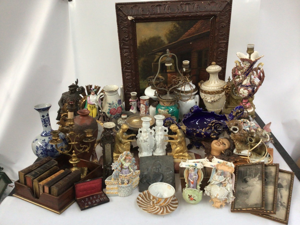 Een groot lot bestaande uit vintage reproducties van o.a. tennissende dames, beeldwerk, vazen, een bureau-ornament, glas en tafelnummers.