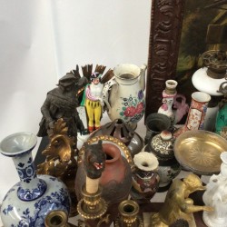Een groot lot bestaande uit vintage reproducties van o.a. tennissende dames, beeldwerk, vazen, een bureau-ornament, glas en tafelnummers.