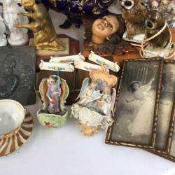 Een groot lot bestaande uit vintage reproducties van o.a. tennissende dames, beeldwerk, vazen, een bureau-ornament, glas en tafelnummers.