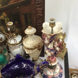 Een groot lot bestaande uit vintage reproducties van o.a. tennissende dames, beeldwerk, vazen, een bureau-ornament, glas en tafelnummers.