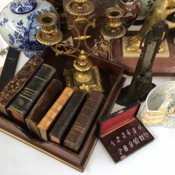 Een groot lot bestaande uit vintage reproducties van o.a. tennissende dames, beeldwerk, vazen, een bureau-ornament, glas en tafelnummers.