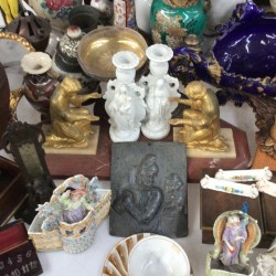 Een groot lot bestaande uit vintage reproducties van o.a. tennissende dames, beeldwerk, vazen, een bureau-ornament, glas en tafelnummers.