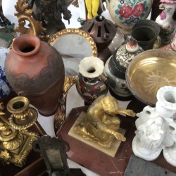 Een groot lot bestaande uit vintage reproducties van o.a. tennissende dames, beeldwerk, vazen, een bureau-ornament, glas en tafelnummers.