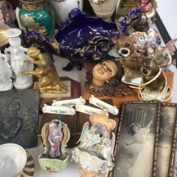 Een groot lot bestaande uit vintage reproducties van o.a. tennissende dames, beeldwerk, vazen, een bureau-ornament, glas en tafelnummers.