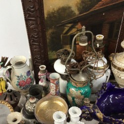 Een groot lot bestaande uit vintage reproducties van o.a. tennissende dames, beeldwerk, vazen, een bureau-ornament, glas en tafelnummers.